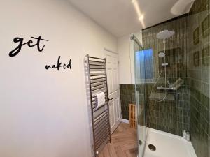 Private All-Weather Hot Tub House, Fire Pit & Pool Table, Free Parking, Near City Centre, Great Transport Links