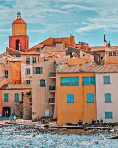 Proche St Tropez refait à neuf bord de plage et piscine