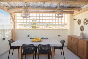 Kotsifi Stays - Cozy 2BR with Rooftop Terrace!