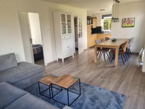 Woning met voorverwarmde, overdekte jacuzzi in de tuin
