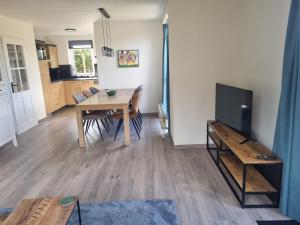 Woning met voorverwarmde, overdekte jacuzzi in de tuin