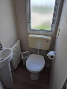Caravan 163 sleeps up to 8 guests
