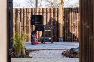 Lotus Lodge - Japanese Wellness Lodge in Zeeland - Private Sauna - Outdoor Shower - Japanese Garden - Free WiFi, Towels & Bed Linnen