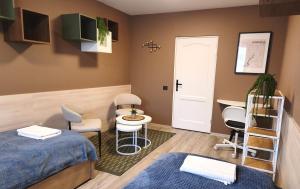 Cozy Double Room with Workspace Self Check in