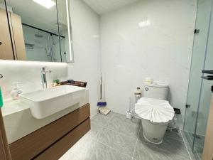 Le Chamonix brand new cozy two-bedroom apartment near the airport family suite smart home