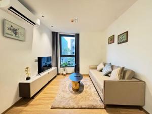 Le Chamonix brand new cozy two-bedroom apartment near the airport family suite smart home