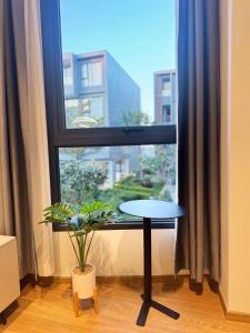 Le Chamonix brand new cozy two-bedroom apartment near the airport family suite smart home