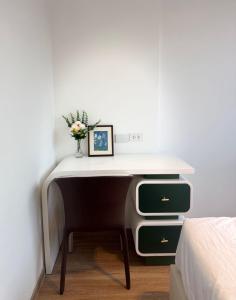 Le Chamonix brand new cozy two-bedroom apartment near the airport family suite smart home