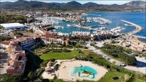 Bain De Soleil refait à neuf, bord de plage et piscine, proche de Saint Tropez