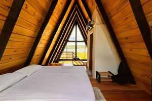 Chalé Recanto — cabana A-frame próxima ao lago com ofurô e cachoeira