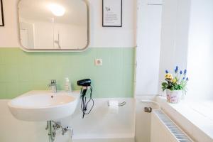 janu-homes - 4 Zimmer - 2 Apartments - 6 Betten - Boardinghouse Kirchplatz