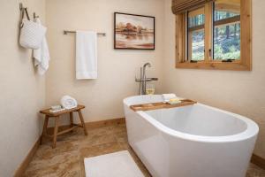 Bluejay-Getaway Luxury Cabin in Munds Park