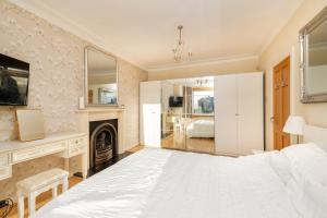 Deluxe Edinburgh 2-Storey 4-Bedroom House with Garden and Parking