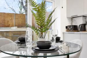 HillApartments Short Term Rental & Flexible Renting Islington with Free WiFi, Parking & Garden