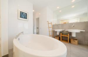 Villa Privada con Piscina y Jardín en Las Chapas, Marbella