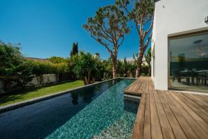 Villa Privada con Piscina y Jardín en Las Chapas, Marbella