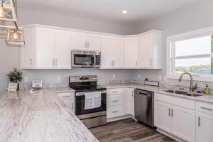 Walk to Beach 4 BR with Hot Tub and Elevator