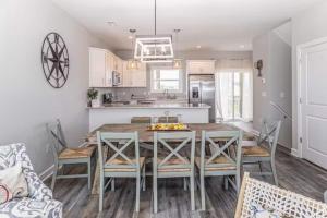 Walk to Beach 4 BR with Hot Tub and Elevator