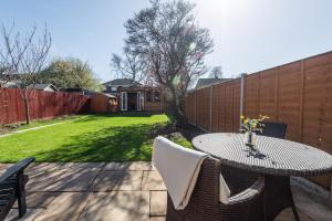 Stylish Cheltenham Home, 4 Beds, Garden & Parking