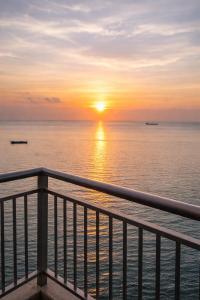 Lovely Apartment across Okada with Sunset View