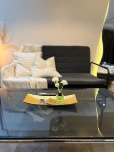 Ashen & Oak Homestay - Gramercy Residences