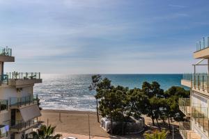 Beachfront Apartment with Pool Access by PikHost