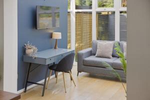 4BR in Warwick with Driveway Parking, Work Space & Fast WiFi, By Clarendon Stays