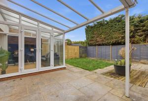 4BR in Warwick with Driveway Parking, Work Space & Fast WiFi, By Clarendon Stays