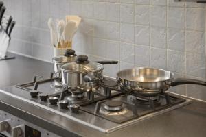 4BR in Warwick with Driveway Parking, Work Space & Fast WiFi, By Clarendon Stays