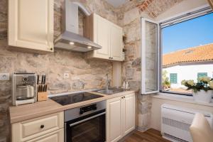 Luxury Rooms & Apartment - Main promenade, Sea & City View in Diocletian Palace Split