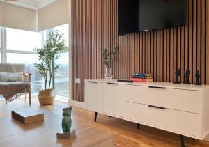 Luxury 3 Bedroom Waterside Apartment with Balcony -Manchester