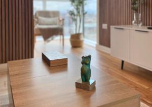 Luxury 3 Bedroom Waterside Apartment with Balcony -Manchester