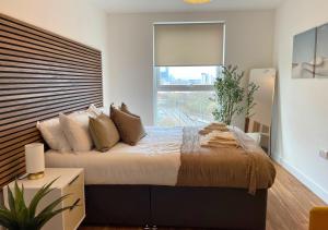 3BR Waterside Apartment With Balcony Views - Manchester
