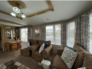 Cabin Sleeps 6 with Parking and Garden