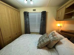 Cabin Sleeps 6 with Parking and Garden