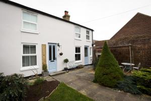 Lovely Coastal Cottage Retreat - Pass the Keys