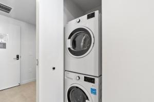 Stylish Condo w Den in the Heart of Downtown