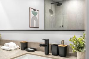 Stylish Condo w Den in the Heart of Downtown