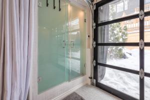 Tiny Home Meets Lux Hotel Room on Steroids