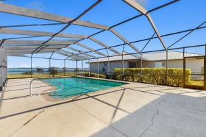 Lake‑front 4BR home with pool, outdoor kitchen & serene Florida getaway