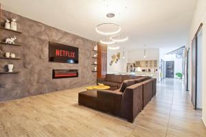 6 bedroom with Jacuzzi 1 block from LLeras P10