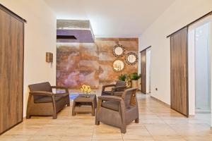 6 bedroom with Jacuzzi 1 block from LLeras P10