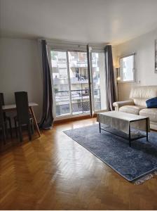 2BR and salon, La Défense, Parking