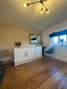 Charming 3 Bedroom High St Apartment