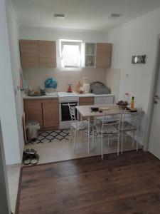 Modern & Cozy 2-Bedroom Getaway in Sutomore