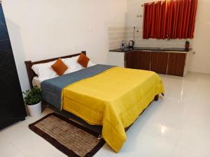 Harichandhanam Inn 100 meters from temple