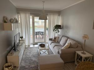 Biały apartament z tarasem w Playa Baltis