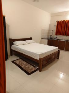Harichandhanam Inn 100 meters from temple