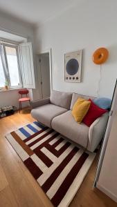 Cozy private bedroom in shared T2 in Graça, Lisbon