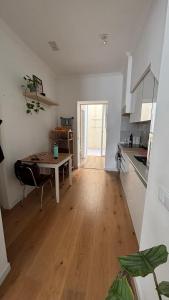 Cozy private bedroom in shared T2 in Graça, Lisbon